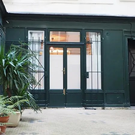Palais Royal Apartment *